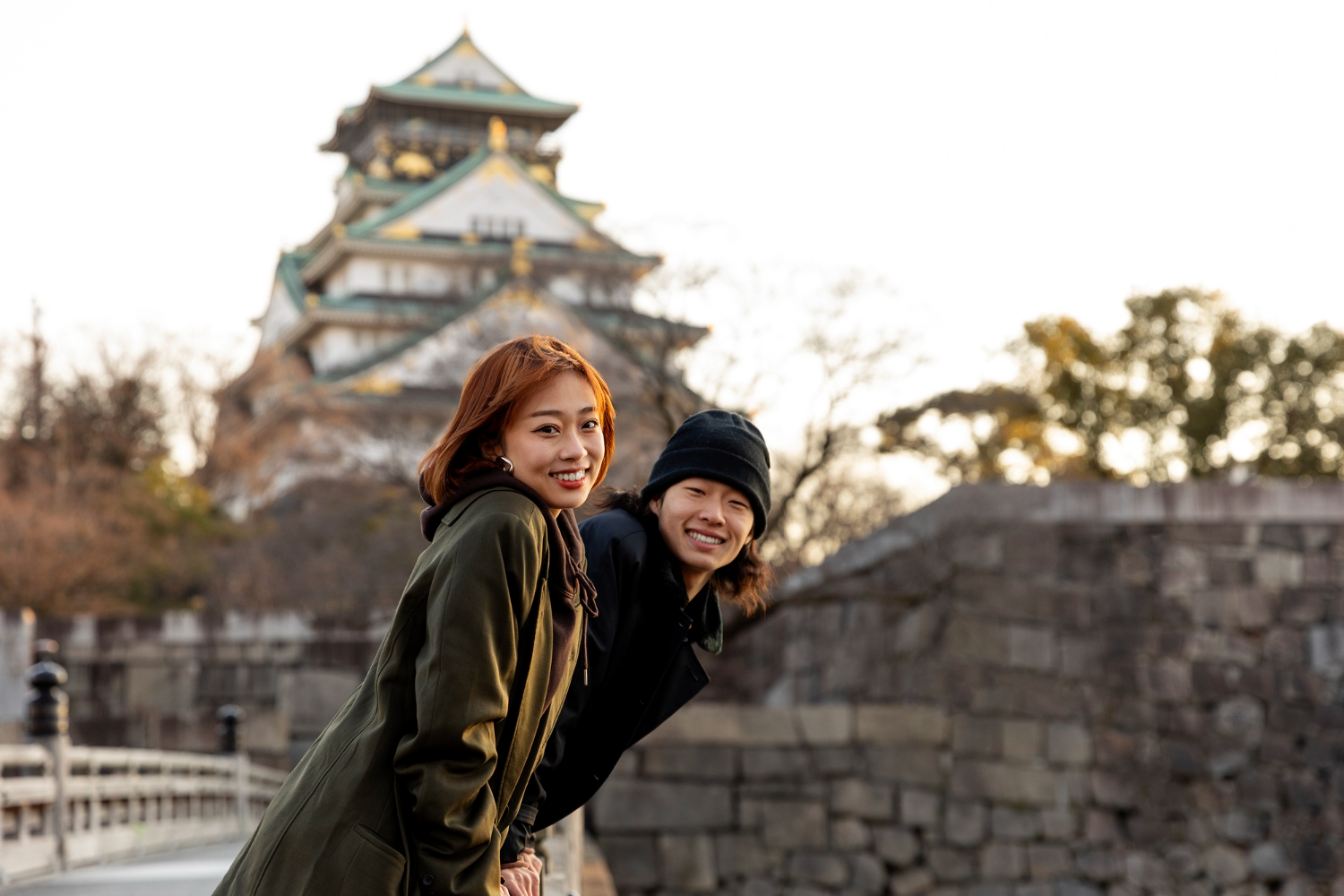 Par framför Osaka slott under en resa med Japan Rail Pass